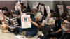 香港民众10月21日在铜锣湾地铁站静坐 抗议他们所说的“警黑合作”（美国之音任新拍摄）