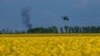 Український вертоліт Мі-8 повертається з бойового завдання на передовій в Харківській області, 19 травня 2024 р. (AP Photo/Євген Малолєтка)