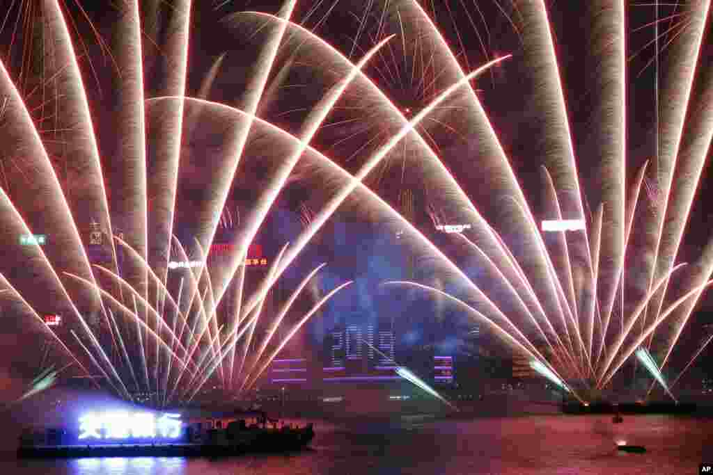 香港礼花璀璨，烟花怒放。（2019年1月1日）