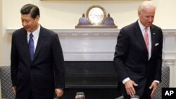 资料照：时任美国副总统拜登在白宫接待到访的时任中国国家副主席习近平。(2012年2月14日)
