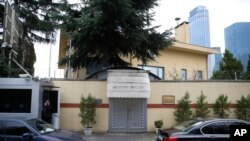 国际特赦呼吁对沙特记者卡舒吉被一名保安站在沙特驻伊斯坦布尔领事馆大门外。（2018年10月20日）