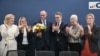 El líder de la Unión Demócrata Cristiana (CDU) de Alemania y el principal candidato del partido a Canciller Friedrich Merz (3. L) es aplaudido por el Secretario General de la CDU, Carsten Linnemann (3. R) y los miembros de la junta del partido.