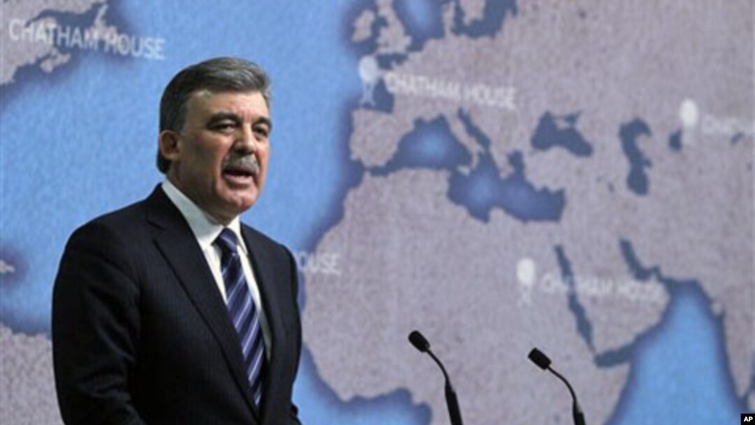 Turkish President Abdullah Gul speaks on Turkey's international relations, at Chatham House in London, 08 Nov 2010