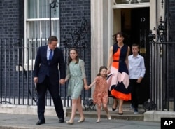 2016年7月13日，英国首相戴维·卡梅伦（David Cameron）和夫人、孩子离开伦敦首相官邸唐宁街10号，卡梅伦即将正式辞职。