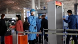 医护人员在检测进入北京机场的旅客的体温。（2020年11月5日）
