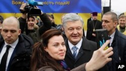 Ukrajinski predsednik Petro Porošenko slika se sa pristalicama u Kijevu