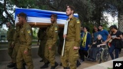 Ізраїльські солдати несуть труну товариша, вбитого під час несподіваного нападу "Хамасу" на Ізраїль. Тель-Авів, 9 жовтня 2023 р. (Фото: AP Photo/Erik Marmor)