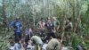 En esta foto difundida por la Oficina de Prensa de las Fuerzas Armadas de Colombia, soldados y hombres indígenas posan para una foto con los cuatro hermanos indígenas que llevaban 40 días desaparecidos en la selva de Solano, Colombia, el viernes 9 de junio de 2023. 