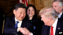美国总统川普2017年4月6日在佛罗里达州海湖庄园晚宴上与来访的中国国家主席习近平握手致意。