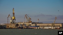 Українські ЗСУ повідомили, що завдали удару по кораблебудівному заводу "Затока" в окупованому Криму. Повідомляється про пошкодження російського корабля "Аскольд". Архівне фото: кораблебудівельний завод "Залів" в Криму. Керч