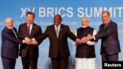 南非总统拉马福萨与出席金砖国家峰会的巴西、中国、印度与俄罗斯的领导人和外长合影。（2023年8月24日）