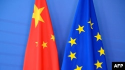 在布鲁塞尔欧盟委员会总部举行的欧盟-中国峰会期间，一面中国国旗(左)被挂在欧洲联盟(欧盟)国旗旁( 2015年6月29日)