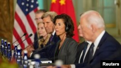 资料照：2023年11月15日，美国商务部长雷蒙多出席美国总统拜登与中国国家主席习近平在亚太经合组织领导人峰会间隙在加州费罗丽庄园举行的双边会晤。（路透社）
