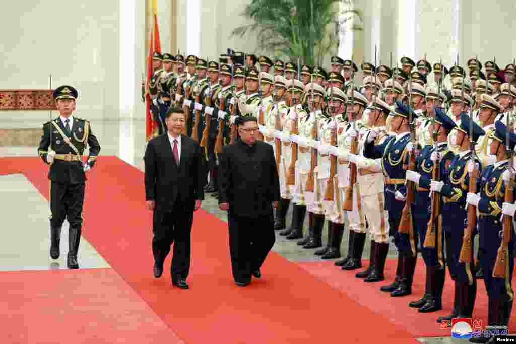 北京人民大会堂的欢迎仪式中,中国国家主席习近平和朝鲜领导人金正恩检阅仪仗队(2018年6月19日)。