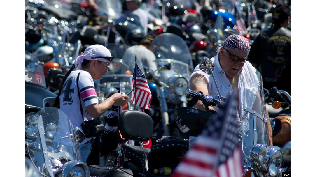 FILE - Participants get ready for the Rolling Thunder 'Ride for Freedom,' May 25, 2014. (Dimitris Manis/VOA)