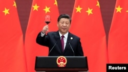 中国国家主席习近平2019年4月26日在北京人大会堂举行的第二届一带一路高峰论坛欢迎宴会上发表讲话后举起酒杯。