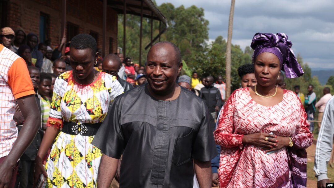 Evariste Ndayishimiye (2nd R), Burundi's Presidential candidate of the ruling party CNDD-FDD, and his wife Angelique Ndayubaha (R) arrive to vote during the presidential and general elections at the Bubu Primary school in Giheta, May 20, 2020.