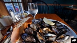 Archivo-Un plato de mejillones en un restaurante de Freeport, Maine. 4-10-17.