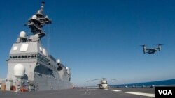 自衛隊指揮魚鷹戰機從日向號升空(美國之音國符拍攝)