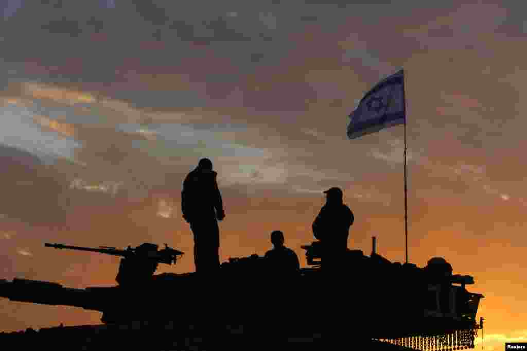 2012年11月22日,在坦克上的以軍士兵準備在天亮前離開他們在加沙邊境的位置。