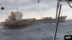 “顺兴39号”涉嫌在台湾东北海域拖锚划过国际海底电缆，遭台湾海巡队短暂扣留。(台湾海巡署提供)