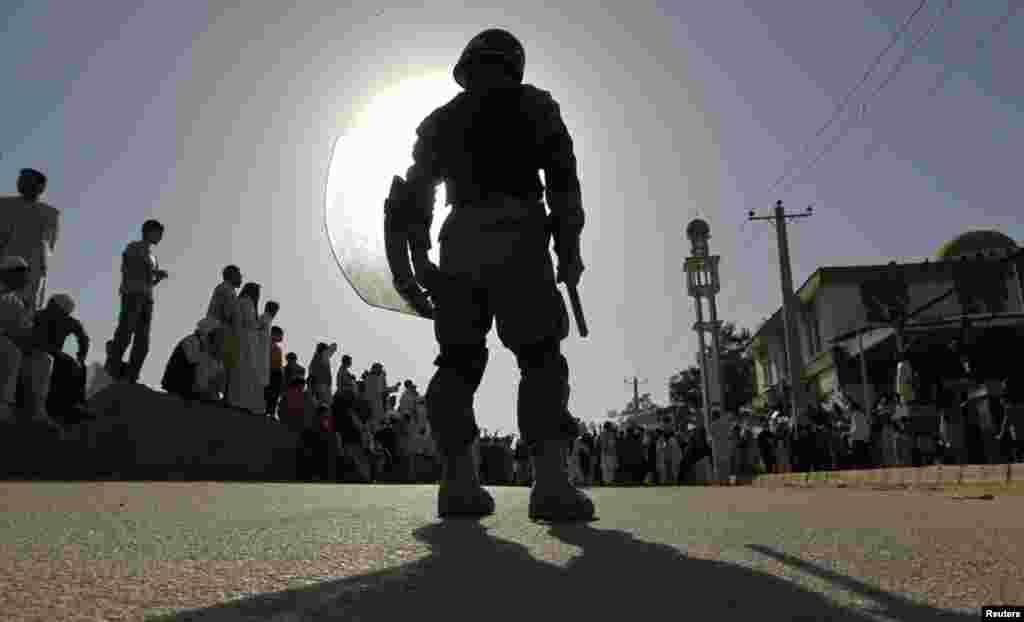 A riot policeman keeps watch during a demonstration in Kabul, September 21, 2012.