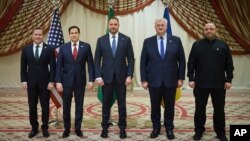 Радник США з нацбезпеки Майкл Волц, держсекретар США Марко Рубіо, голова Офісу президента України Андрій Єрмак, міністр закордонних справ України Андрій Сибіга та міністр оборони України Рустем Умєров після зустрічі в Джидді, Саудівська Аравія. 11 березня 2025 року. (AP)