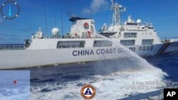 2023 年 8 月 5 日，一艘中国海警船在南中国海第二托马斯礁（中国所称的仁爱礁）附近，对菲律宾海岸警卫队船的补给船使用水炮，封锁了该船的航行路线。