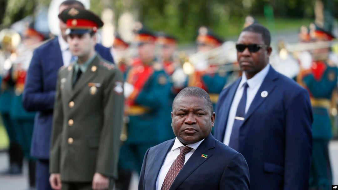 President of Mozambique Filipe Nyusi, centre, attends a wreath laying ceremony at the Tomb of the Unknown Soldier in Moscow, Russia, Wednesday, Aug. 21, 2019.