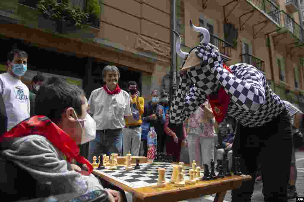 People play chess in Estafeta street in Pamplona, Spain, during the "Chess Run" tournament.