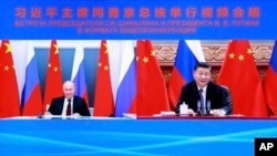 俄罗斯总统普京和中国国家主席习近平6月28日进行视频峰会。这是新华社发布的视频会议的截屏。（美联社提供）