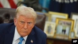 美国总统特朗普 2025 年 1 月 31 日在华盛顿白宫椭圆形办公室签署行政命令时对记者发表讲话。