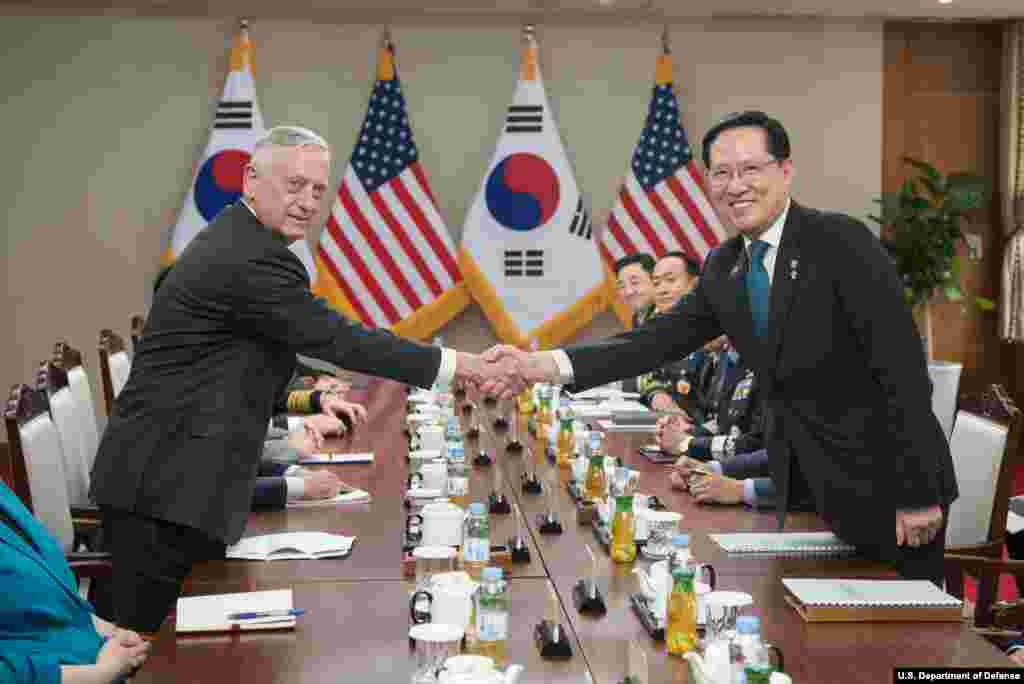 2018年6月28日,到访韩国首尔的美国国防部长马蒂斯同韩国国防部长官宋永武(右)在会谈中握手。马蒂斯向韩国保证,美国对保卫韩国安全的承诺“仍然坚如磐石”。