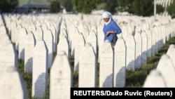 Në varrezat e memorialit në Srebrenicë