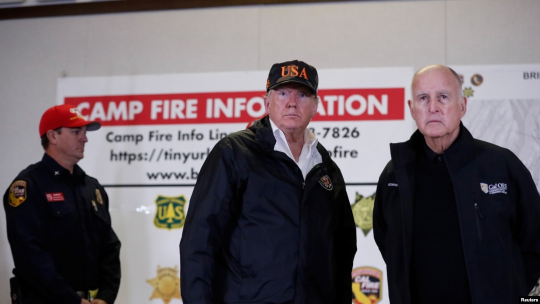 U.S. President Donald Trump and California Governor Jerry Brown participate in a briefing with State officials after visiting the charred wreckage of Skyway Villa Mobile Home and RV Park in Paradise, in Chico, California, Nov. 17, 2018. 