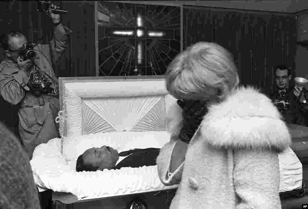 Mwanamke aliyekuwa hajatambulika akilia wakati mamia ya waombolezaji wakipita kutoa heshima zao za mwisho kwa mwili wa kiongozi wa haki za raia Martin Luther King, Jr., April 5, 1968, kabla ya kupelekwa kuzikwa huko Atlanta.
