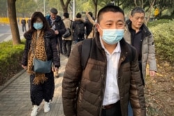 中国公民记者张展的代理律师任全牛抵达上海浦东新区法院。（2020年12月28日）