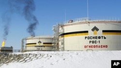 Архівне фото. Резервуари на Приобському нафтовому родовищі поблизу Нефтеюганська, у Західному Сибіру, ​​Росія, 5 квітня 2006 р. Фото AP