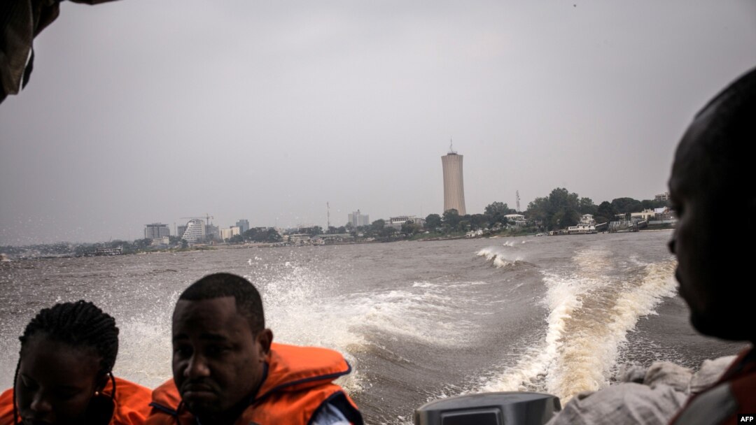 Bato bayike bazali kokatisa ebale ya Congo ekaboli Kinshasa na Brazzaville, le 23 juillet 2015.