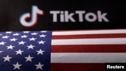 TikTok標誌和美國國旗。