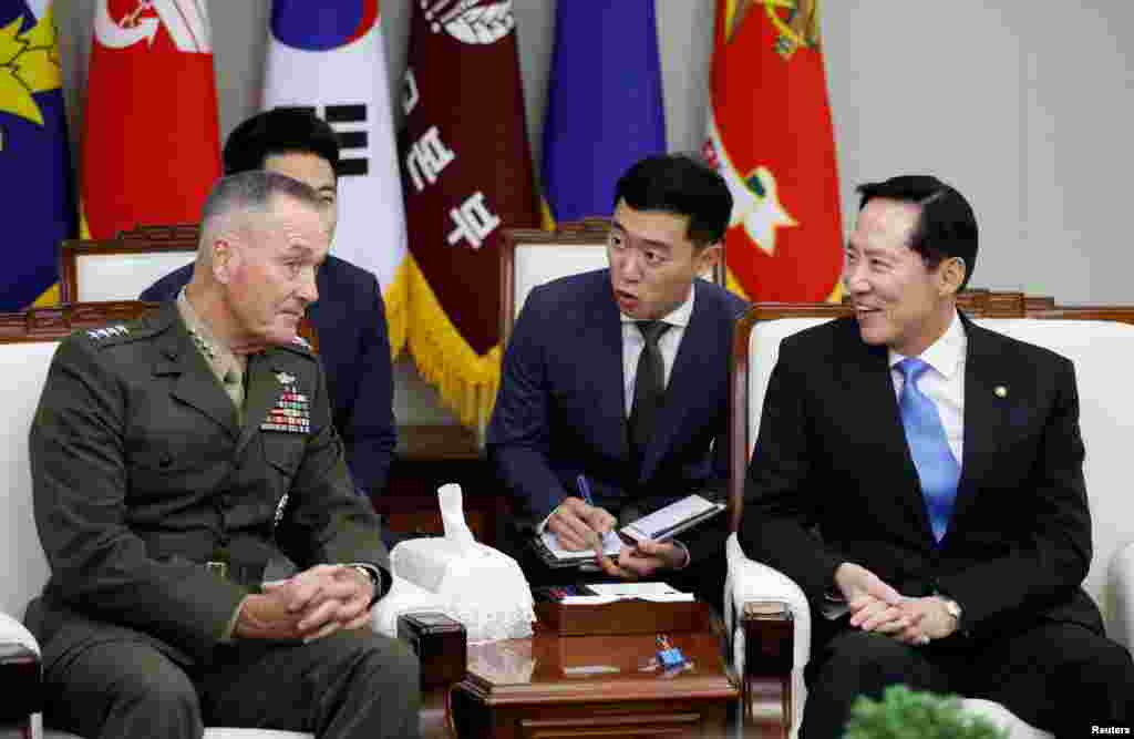 美国参谋长联席会议主席邓福德上将在首尔会见韩国国防部长宋永武(2017年8月14日)。美国在韩国派驻2万8000官兵,如果朝鲜对韩国发动袭击,美军将与66万韩国军队并肩作战。美国认为,萨德系统是保护美韩军队的一个关键。 