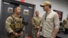 Jefe del Pentágono visita la base de Guantánamo mientras llegan más detenidos