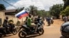 Прихильники капітана Ібрагіма Траоре розмахують російським прапором на вулицях Уагадугу, Буркіна-Фасо, 2 жовтня 2022 р. Російська група найманців Вагнера роками рекрутить людей у Африці. AP Photo/Sophie Garcia