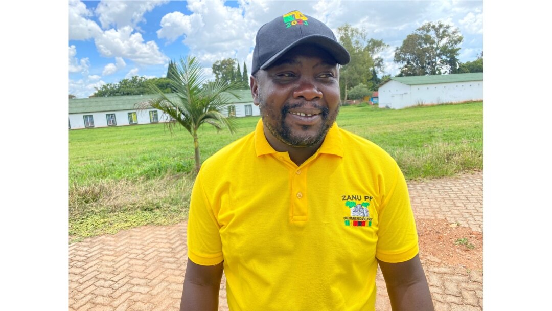 Tendai Chirau, acting deputy secretary for youth affairs for the ruling ZANU-PF party’s youths, says Hopewell Chin’ono is grandstanding to get sympathy ahead of his pending trial, not taking a stand to oppose corruption. (Columbus Mavhunga/VOA)