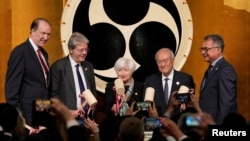 2023年5月11日，在日本新泻朱鹭展览馆举行的七国集团金融会议欢迎招待会上，美国财政部长珍妮特·耶伦和日本财政部长铃木俊一与世界银行集团总裁戴维·马尔帕斯、欧盟委员会经济专员保罗·真蒂洛尼和德意志联邦银行行长约阿希姆·纳格尔一起打破清酒桶。