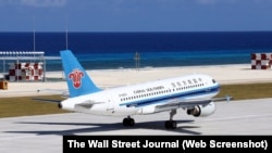 官方的新华社发布的照片显示，中国南方航空公司的一架民航机2016年1月6日降落在十字火礁（中国称永暑礁）。