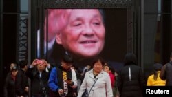 2018年11月14日，北京中国国家博物馆举办的中国改革开放40周年展览中，人们参观关于中国前领导人邓小平的内容。