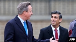 英国首相苏纳克(Rishi Sunak,右)任命英中关系“黄金时代”推手、前首相卡梅伦(David Cameron)出任外相。(法新社资料图)