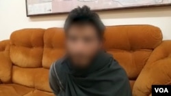 په وډیو کې لیدل کېدونکی تن وايي هغه د ماشوم سره اته وارې جنسي فعل کړی او وايي د دې ورسته ماشوم د جومات نه وتښتېدلو. "مونږ (زما پلار او ما) وروسته ماشوم وموندلو او بېرته مو راوستلو. جومات ته په لار مې هغه څو وارې په ملا ووهلو. هغه باکۍ شورو کړې او بیا یې ساه ورکړه."
