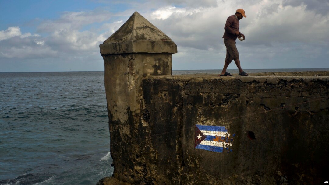A fisherman walks along the sea wall of Havana, Jan. 13, 2017. The U.S. disclosed that the attacks on the health of American diplomats in Havana continued as recently as August. The number of foreign service personnel affected was raised to 19.